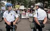 U.S. Park Police separate opposing sides during an anti-war rally.