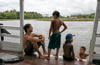 Serginho Laus chats with local boys during an expedition to the Pororoca.